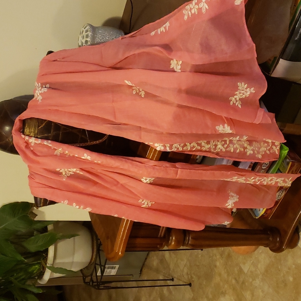 L.I.B. New York, Pink scarf